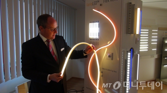 ↑LED리니어 본사 1층에 전면에 위치한 수상제품 및 상장 진열대 ⓒ뒤셀도르프(독일)=김하늬