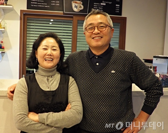 제주시 애월읍 신엄리 해안도로에 위치한 펜션 '준타하우스'를 운영하고 있는 박진수(오른쪽)·최연자 부부는 용인, 안산에서 거주하다 제주로 귀촌했다. / 사진=김유경기자