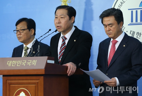 (서울=뉴스1) 송원영 기자 이노근 새누리당 의원을 비롯한 국토교통위원회 의원들이 13일 서울 여의도 국회 정론관에서 기자회견을 열고 박원순 서울시장의 구룡마을 특혜의혹사건에 대해 검찰에 형사 고발 하겠다고 밝히고 있다. 2014.2.13/뉴스1