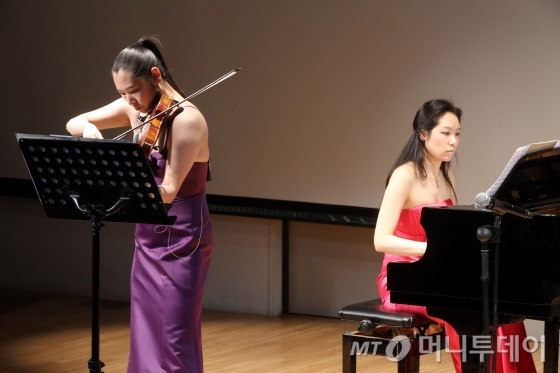 바이올리니스트 송원진(왼쪽)과 피아니스트 송세진 자매가 재능기부로 연주를 선보이는 '소리선물' 나눔콘서트는 매월 셋째 주 일요일 오후 1시 KT 광화문지사 1층에서 열린다. /사진=임성균 기자