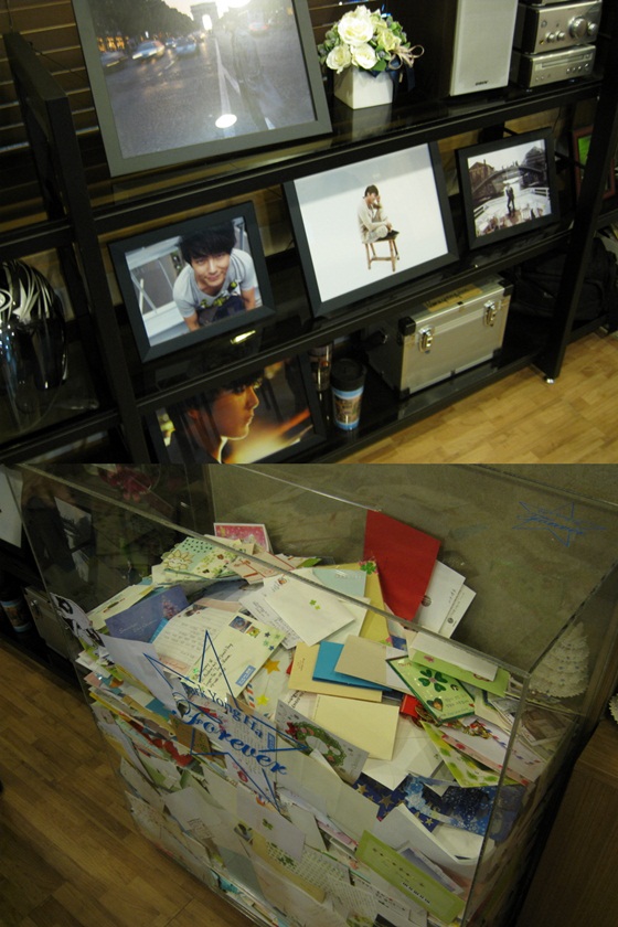 서울 잠실동 요나컴퍼니 사무실에 있는 고 배우 박용하의 유품들(위)과 고인의 팬들이 보낸 팬레터(아래). 팬들은 고인의 사후에도 여전히 팬레터를 보내고 있으며 요나컴퍼니는 이를 계속해 모아두고 있다. /사진=문완식 기자