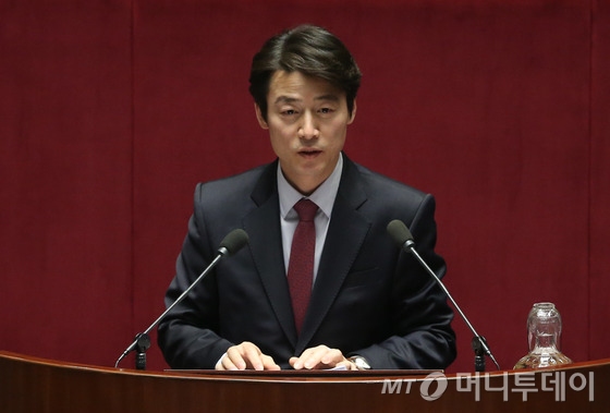 (서울=뉴스1) 송원영 기자 송호창 무소속 의원이 6일 서울 여의도 국회 본회의장에서 열린 정치 분야 대정부질문에서 발언을 하고 있다. 2014.2.6/뉴스1