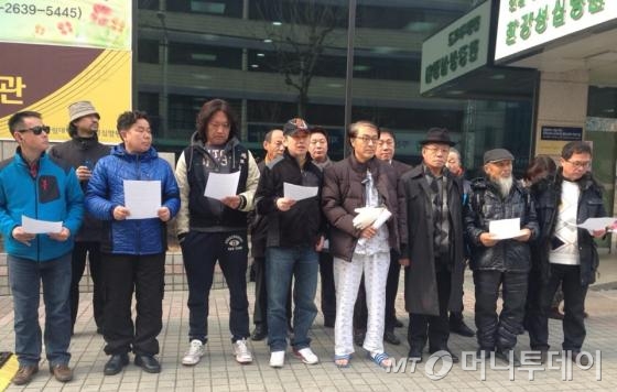 '서울역 분신 소동'을 벌인 시민활동가 김모씨(47) 등이 17일 오전 11시 서울 한강성심병원에서 기자회견을 열었다./사진=신현식 기자