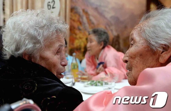 20일 금강산호텔에서 열린 남북 이산가족상봉행사에서 남측 이영실(88·왼쪽)씨가 북측의 동생 리정실씨를 만나고 있다. 이번 상봉행사는 지난 2010년 10월 이후 3년 4개월만이다. 2014.2.20/뉴스1 © News1 사진공동취재단