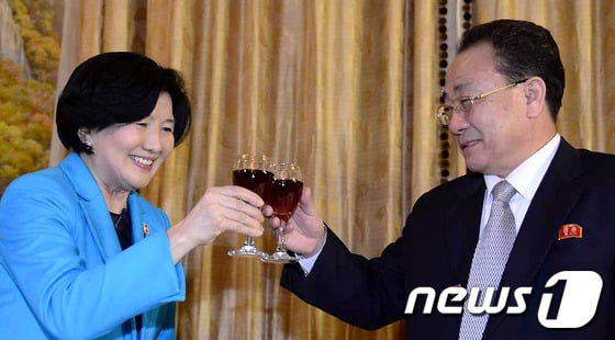 20일 금강산에서 열린 남북 이산가족상봉행사에서 유중근 한적 총재(왼쪽)와 리충북 북측 중앙위 부위원장이 북측주최 환영만찬에서 건배를 하고 있다. 이번 상봉행사는 지난 2010년 10월 이후 3년 4개월만이다. 2014.2.20/뉴스1 © News1 사진공동취재단