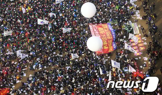 박근혜 정부 출범 1주년인 25일 오후 서울광장에서 열린 '박근혜 정권 1년 이대로는 못 살겠다' 2.25 국민파업대회에서 참가자들이 구호를 외치고 있다. 민주노총과 국민파업위원회은 서울을 비롯한 전국 12곳에서 동시다발로 개최한 이번 대회에서 총체적 대선개입 진상규명 및 특검 도입, 공안탄압 중단 및 민주주의 수호, KTX 철도·가스 민영화 저지와 공공의료 강화 등 50여개 요구사항의 이행을 정부에 촉구했다. /사진=뉴스1