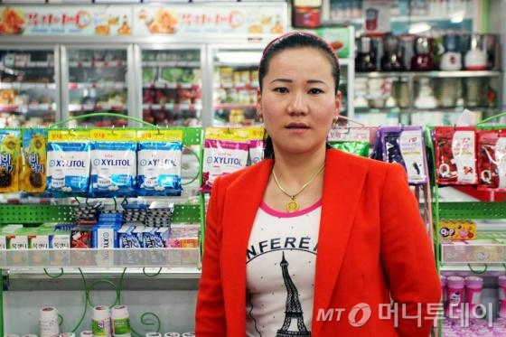 25일 중국 광저우 월마트에서 한 아이가 한국 과자를 품에 안고 있다.