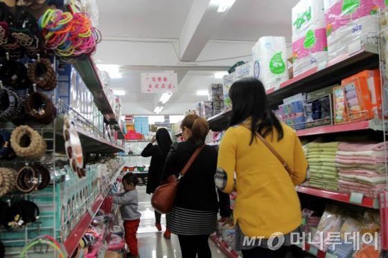 25일 중국 광저우 웬징루 하나로마트에서 현지 중국인들이 한국 상품들을 쇼핑하고 있다.