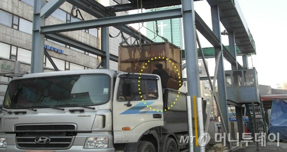 지하철 9호선 918공구 건설공사 현장에서 덤프트럭운전자가 안전모 미착용상태에서 차량상부에 올라가 작업하다가 시의 안전점검에서 적발돼 1일간의 공사중지 명령을 받았다./사진=서울시