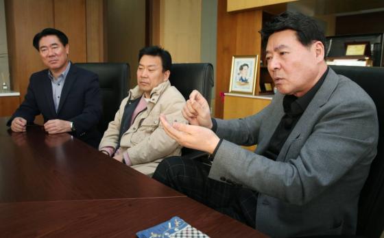 2014 소치 동계올림픽에서 '쇼트트랙 3관왕'을 달성한 러시아 국가대표 안현수(빅토르 안)의 부친 안기원씨(우), 손세원 성남시청 빙상팀 코치(가운데), 최윤길 성남시의회 의장(좌)/ 사진=머니투데이 이동훈 기자