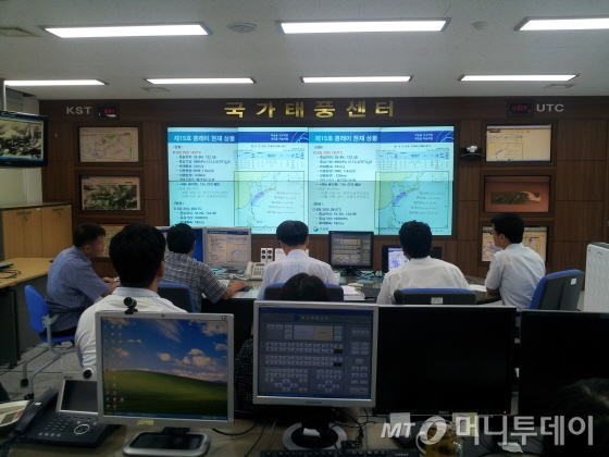 2013년 여름 태풍 발생시 국가태풍센터 2층 상황실 모습./사진제공=기상청