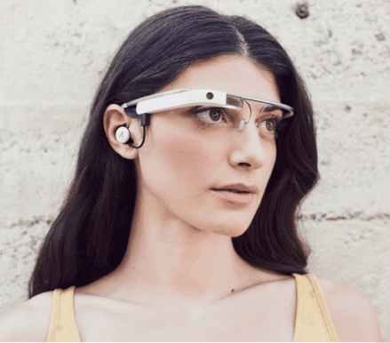 구글글래스의 두번째 모델. 기존 모델의 골전도 스피커는 귀에 꽂는 이어폰을 사용할 수 있도록 개선됐다./사진=구글