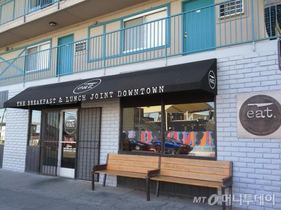 토니 셰이의 집 거실에 걸려 '모든 위대한 아이디어는 미친 짓에서 시작된다'는 내용의 포스터. /라스베가스=유병률기자