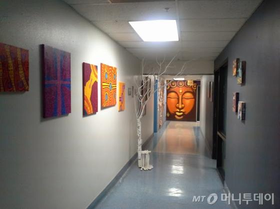 토니 셰이는 자포스 본사(오른쪽)와 주차건물을 이어주는 고가통로를 폐쇄했다. 직원들이 거리의 커뮤니티와 더 많이 접촉하라는 취지이다. /라스베가스=유병률기자