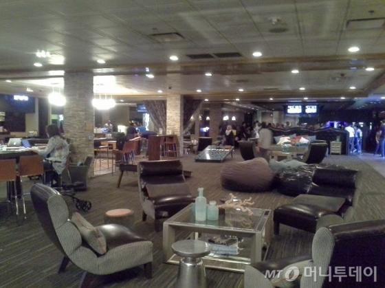 골드 스파이크 내부. 멀리 수십명이 파티를 열고 있다. /라스베가스=유병률기자