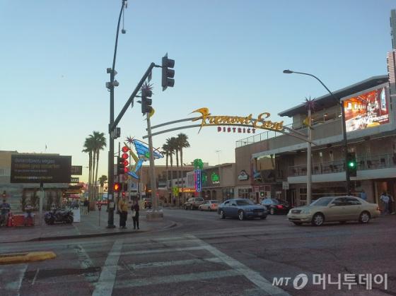 사진 오른쪽은 150석 규모의 극장 '인스파이어씨어터'. 왼쪽으로 연사들의 초청강연을 알리는 입간판이 서있다. /라스베가스=유병률기자