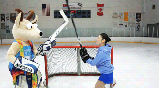 6일 온라인 커뮤니티를 중심으로 화제가 되고 있는 '김연아 하키 사진', 해당 사진은 '2012 인스부르크 유스동계올림픽' 홍보대사 활동 당시 촬영한 사진이다./ 사진=공식 홈페이지 캡처