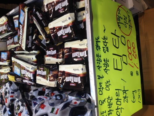 ↑신촌 대로변에 등장한 세계과자할인점이 국내 제과업체들의 가격 인상에 반사이익을 얻고있다.