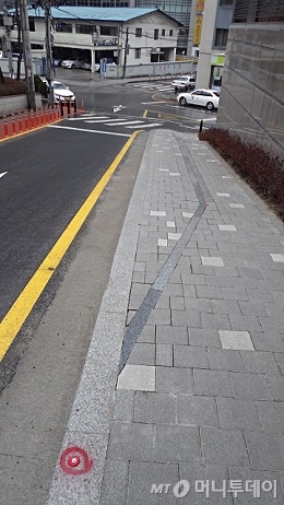 '테헤란아이파크'에서 도로로 내준 27.1㎡(8평)가 표시된 보도블록. / 사진=김유경 기자