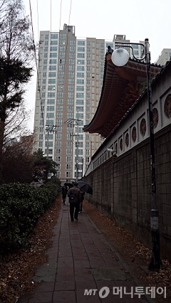 개나리4차아파트에서 테헤란아이파크 방향으로 나가는 길. 지금은 인도지만 개나리4차 재건축 후에는 차도가 될 예정이다. 정면에 보이는 건물이 테헤란아이파크. / 사진=김유경기자