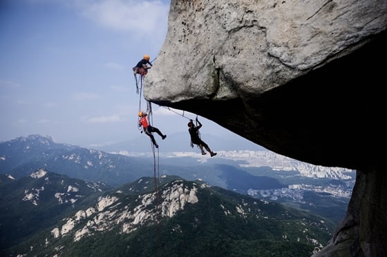 암벽 구조활동을 벌이는 북한산 산악구조대. /사진=북한산 산악구조대 제공