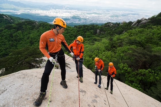 북한산 산악구조대원들이 훈련하는 모습. 산악구조 현장에서 조직력은 무엇보다 중요하다. /사진=북한산 산악구조대 제공
