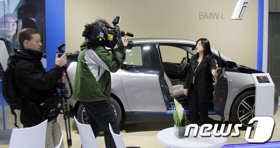 제1회 국제전기자동차엑스포가 제주국제컨벤션센터(ICC JEJU)에서 지난 15일 개막해 7일간의 공식 일정에 들어갔다. 이번 엑스포에는 기아, 르노삼성, 닛산, BMW, GM 등 국내외 전기자동차 제조사들이 참여해 해외 언론들의 뜨거운 관심을 모았다. /뉴스1 © News1 한종수 기자