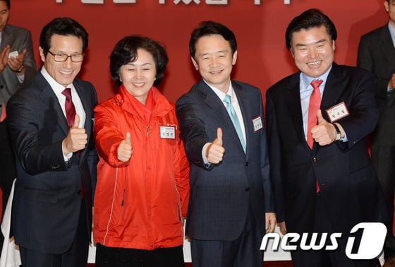 새누리당 경기도지사 예비후보인 (왼쪽부터) 정병국 의원, 김영선 전 의원, 남경필·원유철 의원/뉴스1