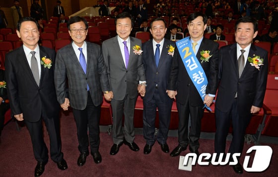 (왼쪽부터)김상곤 전 경기교육감, 원혜영 민주당 의원, 손학규 민주당 상임고문, 이찬열 의원, 김창호 경기지사 예비후보, 김진표 의원.손 고문과 이찬열 의원을 뺀 4명이 경기지사 예비후보다./뉴스1