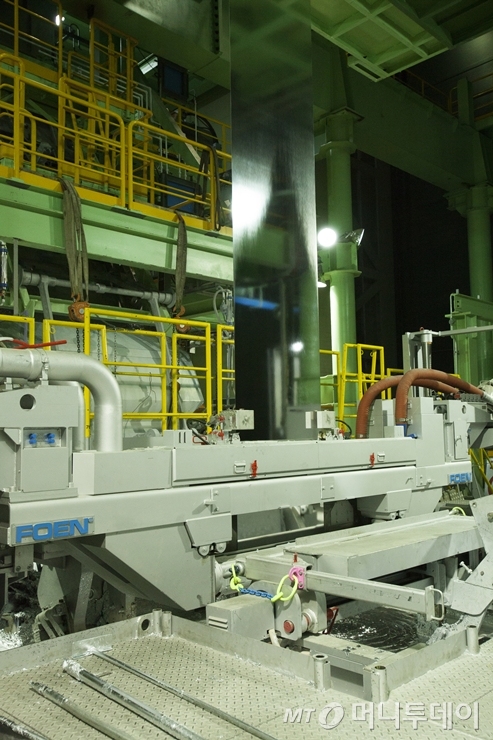 현대제철 당진제철소 제2냉연공장에서 아연 욕조를 거친 제품이 열처리를 위해 수직으로 이동하고 있다. /사진제공=현대제철