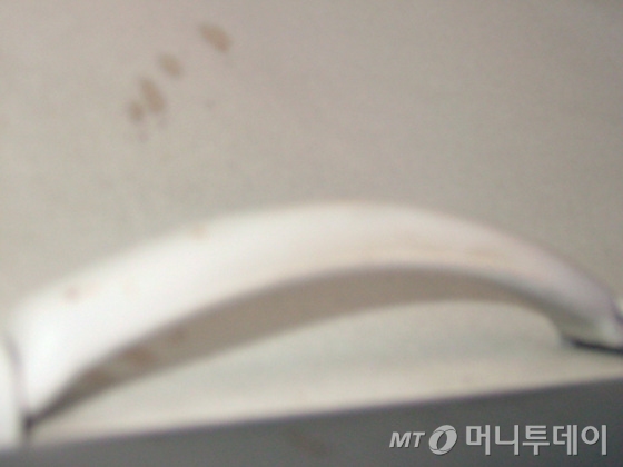 이씨가 황씨의 목을 졸라 살해했다는 이씨 소유 차량. 잠자는 황씨의 목을 졸라 죽였다는 진술과 달리 차 곳곳에 핏자국이 선명하게 남아있다. 황씨의 어머니는 사고 재수사에 대비해 차량을 7년째 개인적으로 보관하고 있다./사진=황씨 어머니 제공