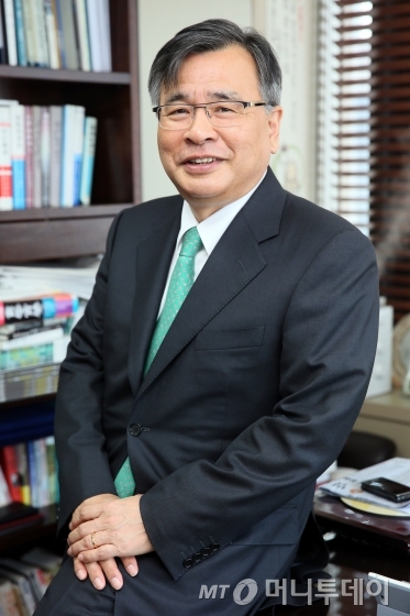 박영수 우리금융 이사회 의장은 정부의 우리금융 민영화 시간표에 대해 "지켜져야 한다"면서도 "한국 금융산업 발전이라는 큰 그림에 대해서도 고려해야 한다"고 당부했다. /사진=임성균 기자