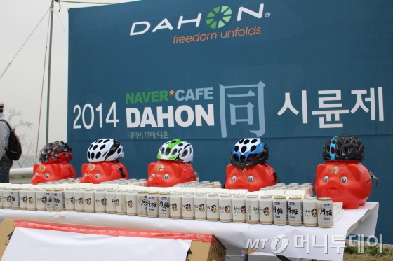 헬멧을 쓴 돼지(저금통) 다섯이 한해 동호회의 안전 라이딩과 화합의 복을 선사할듯한 표정이다./사진=박정웅 기자