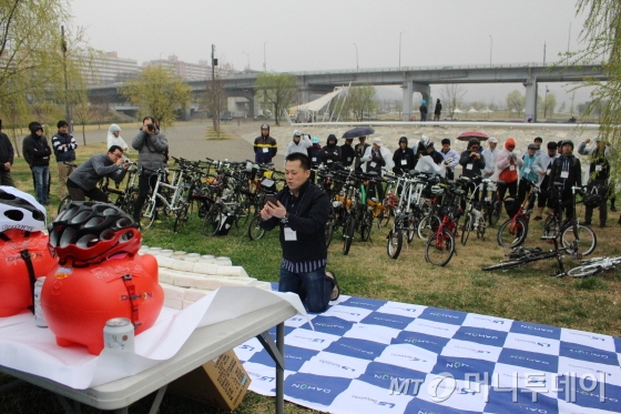 카페지기 치우쌤이 회원뿐 아니라 모든 자전거인들의 안전을 기원하는 축문을 읊고 있다./사진=박정웅 기자