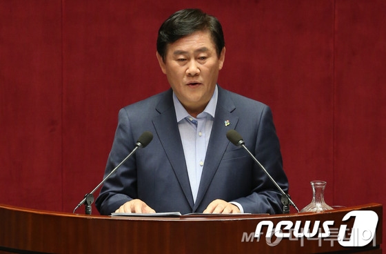최경환 새누리당 원내대표가 4일 오전 서울 여의도 국회 본회의장에서 교섭단체 대표연설을 하고 있다. /사진 = 뉴스1