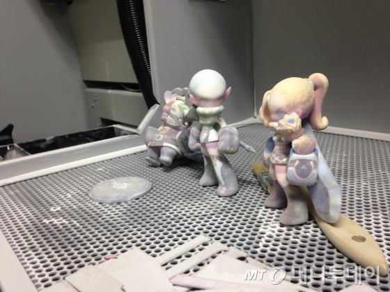 컬러 3D 프린터에서 갓 뽑아낸 게임 피규어. 현 기술 수준에서 소요되는 재료비는 약 20만원 가량이다.