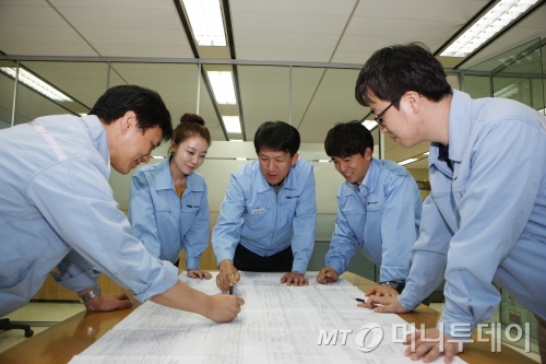 한진중공업 설계팀이 선박 건조 설계 작업을 하고 있다./사진제공=한진중공업