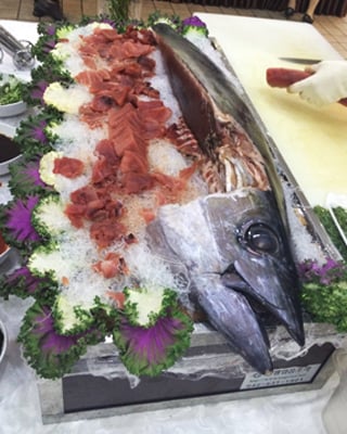 결혼식 피로연 뷔페에서 양껏 먹었던 참치회/사진=배영윤 기자