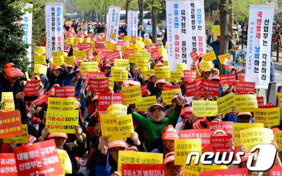 한국주유소협회 소속 회원들이 8일 오후 서울 영등포구 여의도 국민은행 앞에서 열린 '석유유통시장 정상화 촉구 궐기대회'에서 정부의 과도한 규제 철폐를 외치고 있다. © News1 박지혜 기자