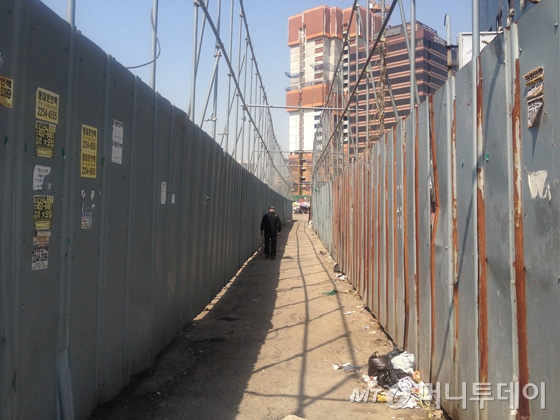 개발이 본격추진되 중인 서울 동대문구 왕산로34길(용두동) 동부청과시장이 높은 펜스로 둘러쌓여있다. / 사진 = 이재윤 기자
