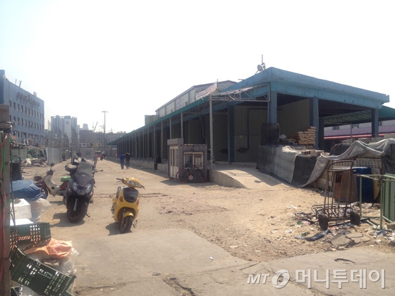 서울 동대문구 왕산로34길(용두동) 동부청과시장 내부. / 사진 = 이재윤 기자