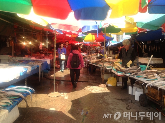 서울 동대문구 왕산로34길(용두동) 동부청과시장 바로옆에 일부 상인들이 여전히 자리잡고 있다. / 사진 = 이재윤 기자