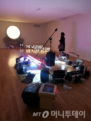 대림미술관 2층에 설치된 트로이카의 작품 'The Weather Yesterday'와 'Electroprobe' /사진=이언주 기자