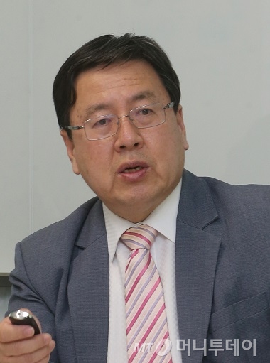 오정근 아시아금융학회장이 10일 오후 서울 여의도 전경련회관에서 한국경제연구원과 아시아금융학회 주최로 열린 긴급좌담회에서 '환율급락의 파장과 전망 및 대응과제'를 주제로 모두발언을 하고 있다. /사진=이동훈 기자