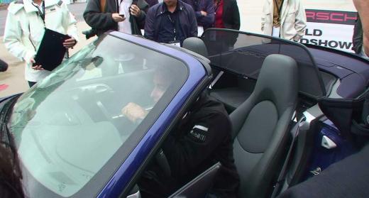 ↑ 약간 누운 자세는 안전운전에 위협이 될 수도 있습니다.