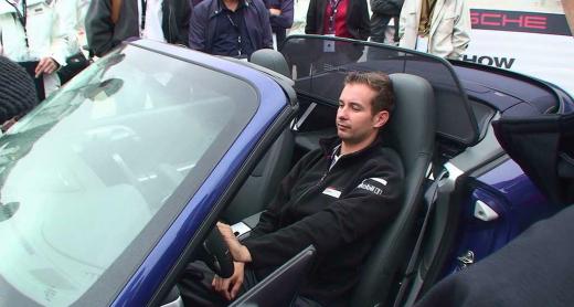 ↑ 운전석에 앉으면 몸통을 직각으로 세운다는 기분으로 등받이를 조정하는 습관을 들여야 합니다.