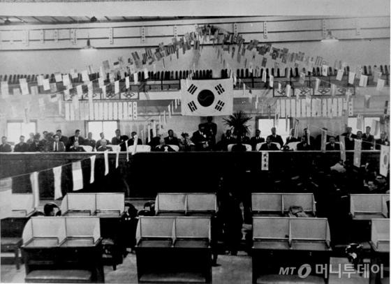 1956년 3월3일 서울 명동에 새로 문을 연 대한증권거래소 개소식 장면. /사진제공=금융투자협회