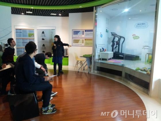 11일 오전 10시 방문한 한국토지주택공사(LH)가 운영하는 ‘더 그린’의 층간소음 체험장에서 설명을 듣고 있는 대학생들/ 사진=김유진 기자