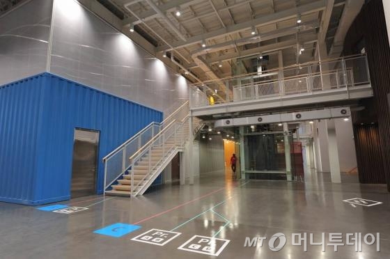 프로젝트그롭 이정표가 표시된 다음 제2사옥 스페이스닷투 로비