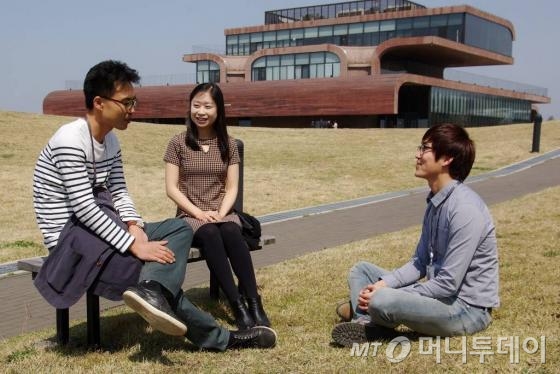 제주도의 근무환경에 대해서 제주이전 프로젝트를 담당한 한동헌 실장(왼쪽부터)과 신입사원 김현지, 조동혁 사원이 제주도 다음사옥 스페이스닷원 앞에서 제주 생활에 대해서 이야기를 나누고 있다.